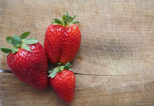 Nourriture de fruit de fraise sur la planche à découper