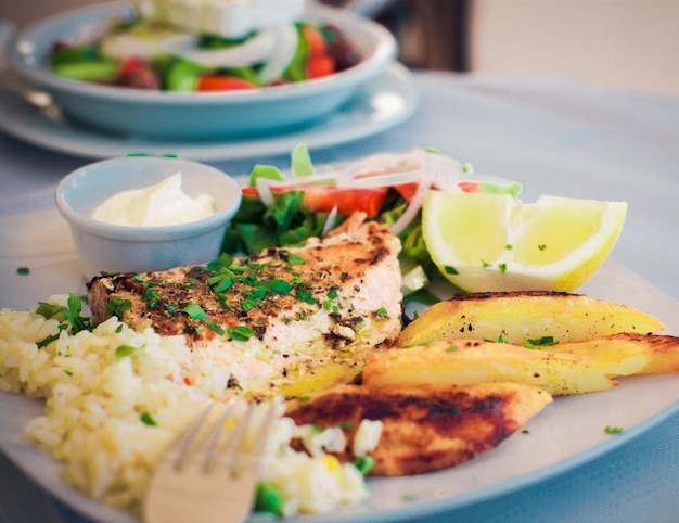 Nourriture grecque saumon et légumes grillés