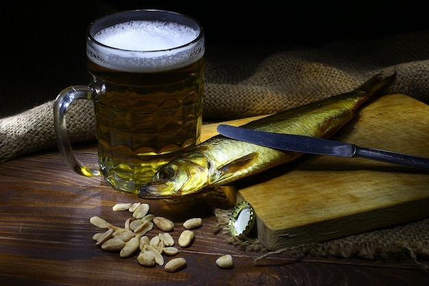 La nourriture des hommes. Du poisson fumé et une chope de bière.