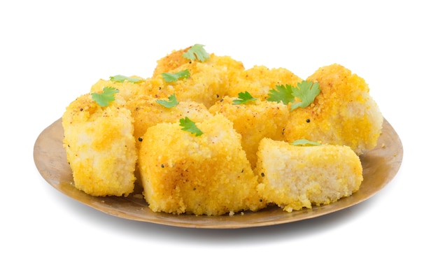 Photo nourriture indienne khaman dhokla sur fond blanc