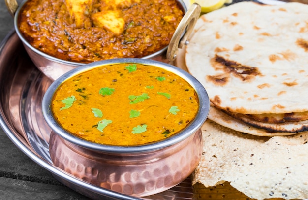 Nourriture indienne Thali Dal Makhani sur fond en bois