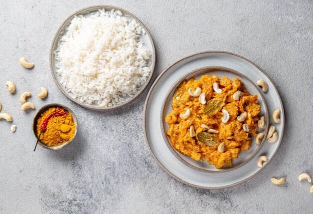 Nourriture indienne traditionnelle à l'agneau korma avec de la noix de cajou