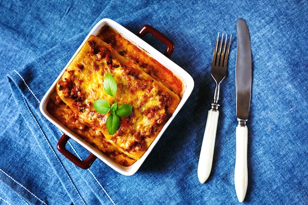 Nourriture italienne. Assiette de lasagne.