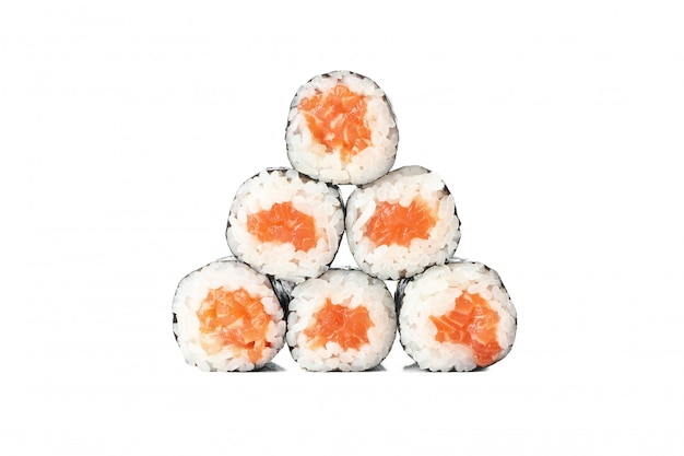 Nourriture japonaise. Délicieux rouleaux de sushi isolés