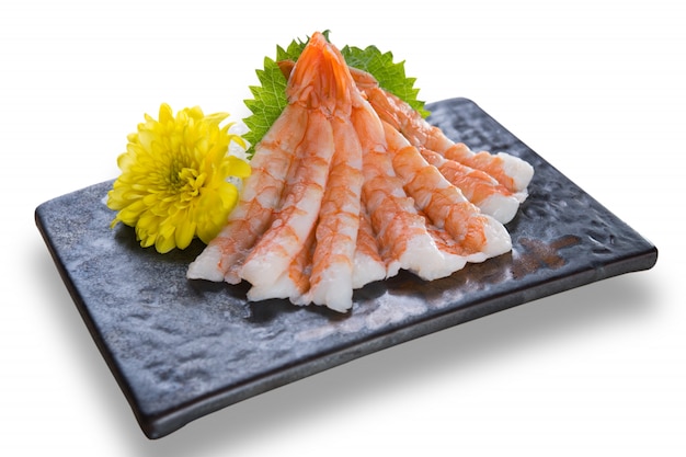 Nourriture japonaise dîner de sashimi de crevettes sucrées isolé sur fond blanc