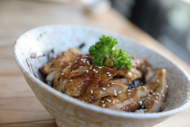 Nourriture japonaise, poulet teriyaki avec du riz sur fond de bois