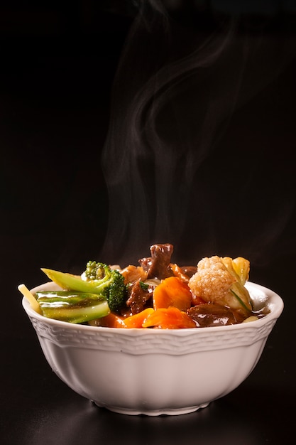 Photo nourriture japonaise. rencontrer et légumes avec de la fumée. yakisoba.