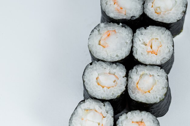 Nourriture japonaise. Rouleaux de crevettes, riz frais aux crevettes fraîches en nori.