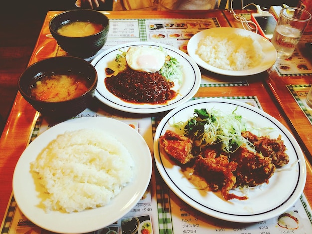 Photo la nourriture japonaise servie sur la table à la maison