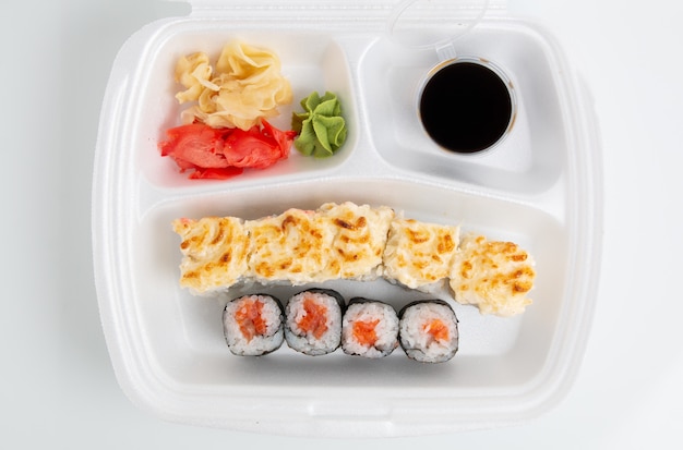 Nourriture japonaise. Set de rouleaux de sushi