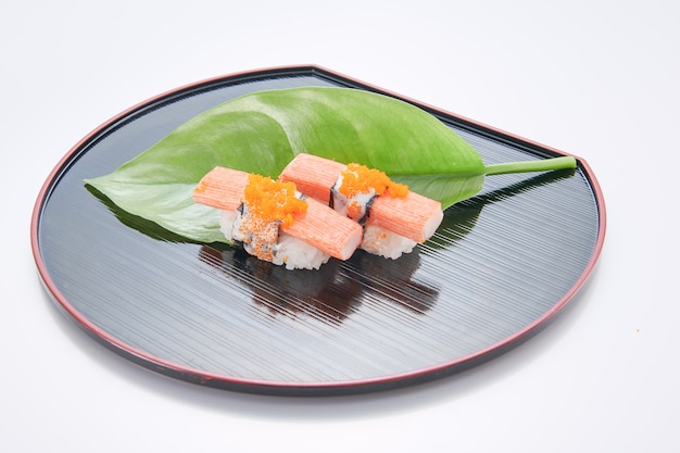 Nourriture japonaise. sushi aux fruits de mer sur fond blanc