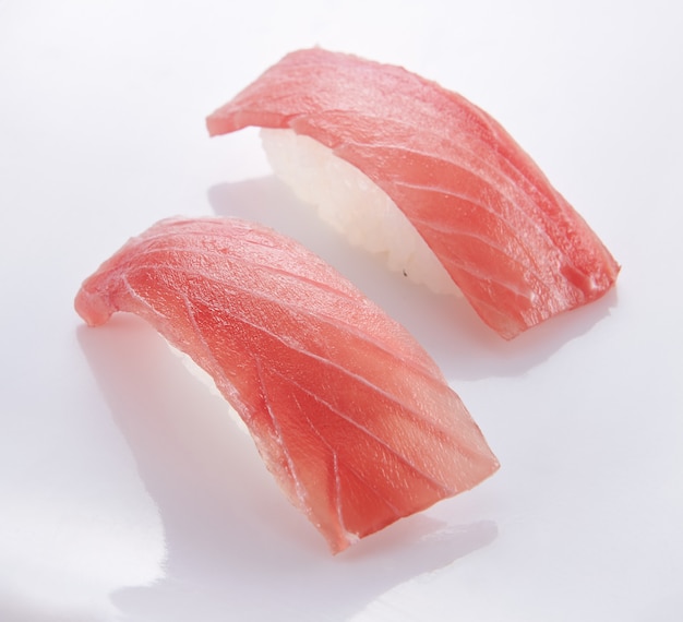 Photo nourriture japonaise. sushi aux fruits de mer sur fond blanc