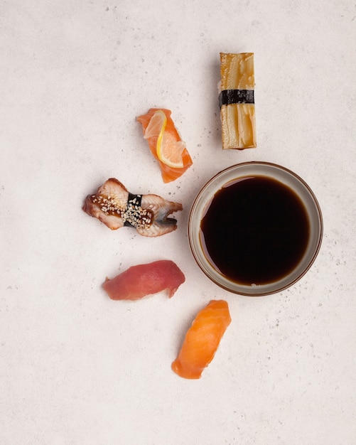 Photo nourriture japonaise. sushi et petits pains. ensembles du rouleau. belle portion de cuisine asiatique