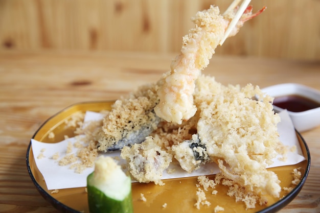 Nourriture japonaise de tempura sur le fond en bois