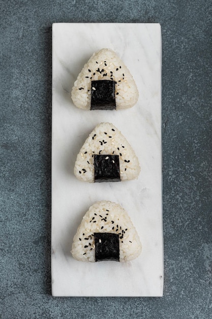 Nourriture japonaise traditionnelle Onigiri vue de haut