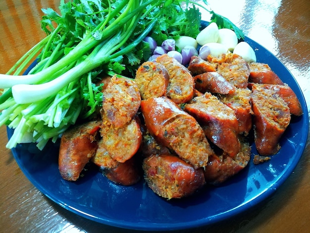 Nourriture locale du nord de la Thaïlande Saucisse épicée du nord de la nourriture de rue isolée dans un plat bleu