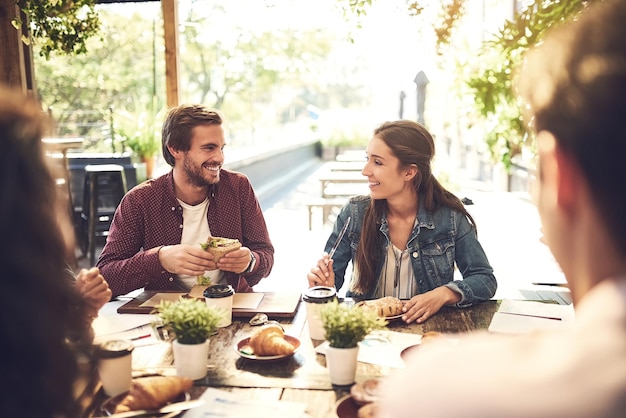 La nourriture a un moyen d'améliorer la conversation Photo d'employés créatifs prenant un petit-déjeuner à l'extérieur