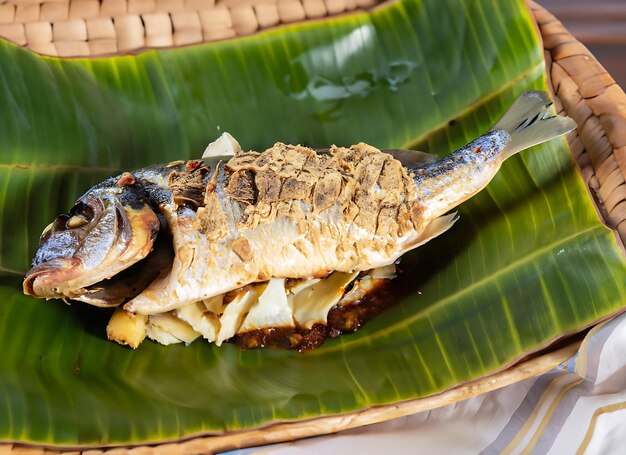 Photo nourriture nicaraguayenne poisson sur feuille de banane séchée gastronomie nicaraguayoise plat nicaraguayen