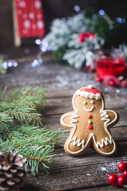 Nourriture de Noël. Biscuit de bonhomme de pain d'épice dans le cadre de Noël. Dessert de Noël