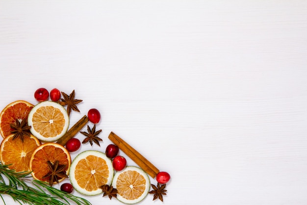 Nourriture de Noël sur fond blanc. Ingrédients pour la cuisson - canneberges, romarin, orange et anis sur fond blanc. Espace copie vue de dessus.