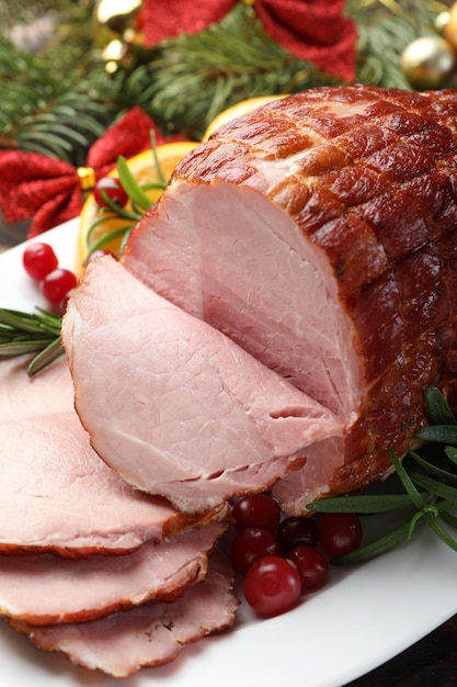 La nourriture de Noël Le jambon cuit au four est servi sur la table en gros plan
