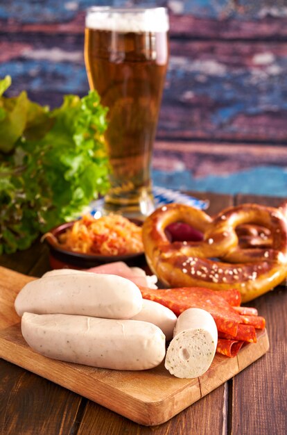 Nourriture Oktoberfest sur une table en bois