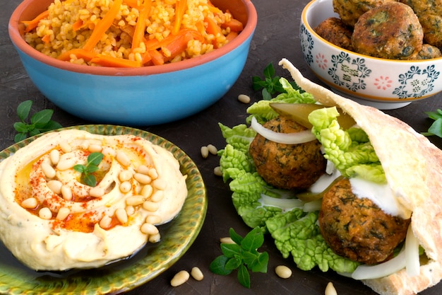 Nourriture orientale, houmous, boulgour et falafel.