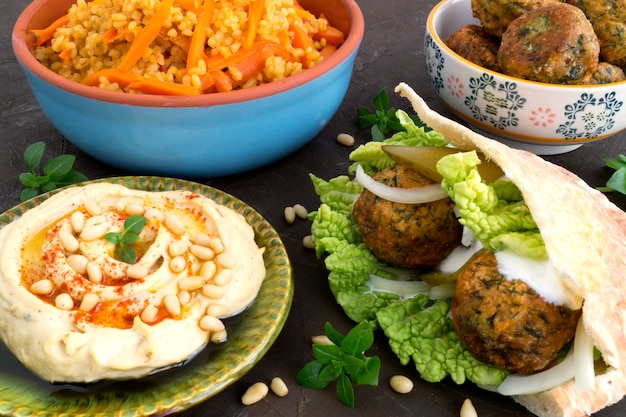 Nourriture Orientale, Houmous, Boulgour Et Falafel.