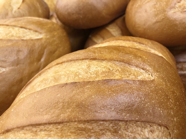 Nourriture, pain fraîchement cuit, sur une étagère dans le magasin. Produit écologique naturel.