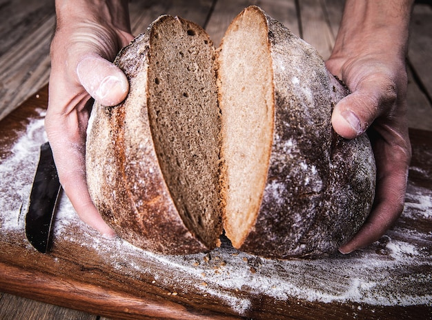 Nourriture. pain de seigle dans les mains des hommes