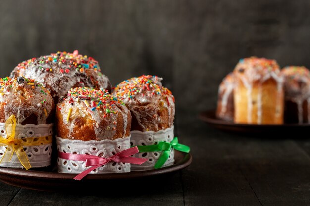 Nourriture de Pâques chrétienne orthodoxe traditionnelle. Gâteau de Pâques sur la table.