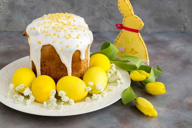 Nourriture de Pâques. Gâteaux de Pâques et oeufs peints.