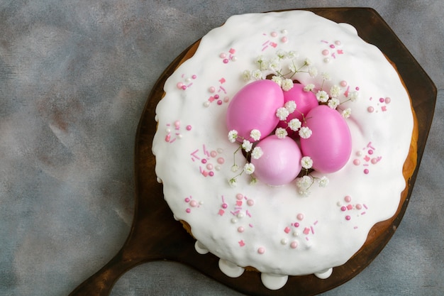 Nourriture de Pâques. Gâteaux de Pâques et oeufs peints.