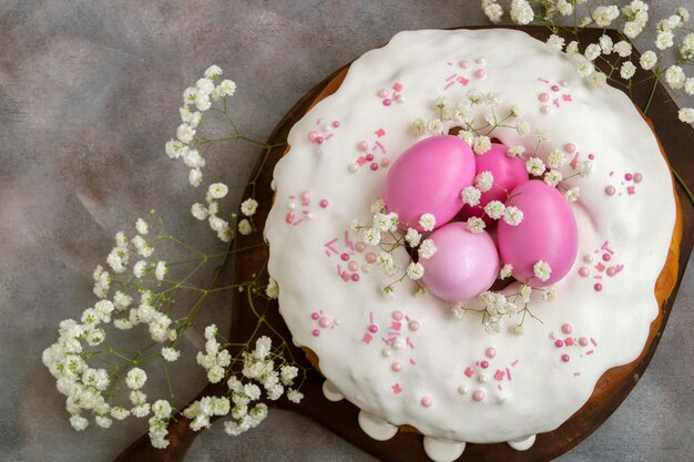 Nourriture de Pâques. Gâteaux de Pâques et oeufs peints.