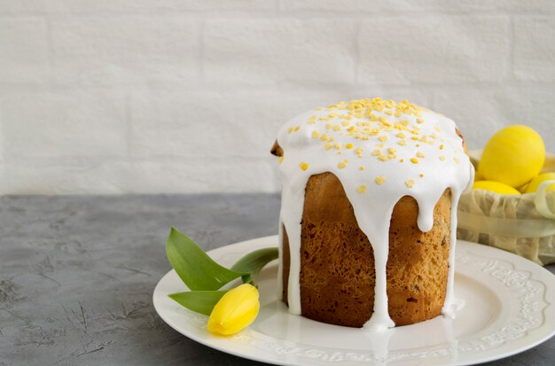 Nourriture de Pâques. Gâteaux de Pâques et oeufs peints.