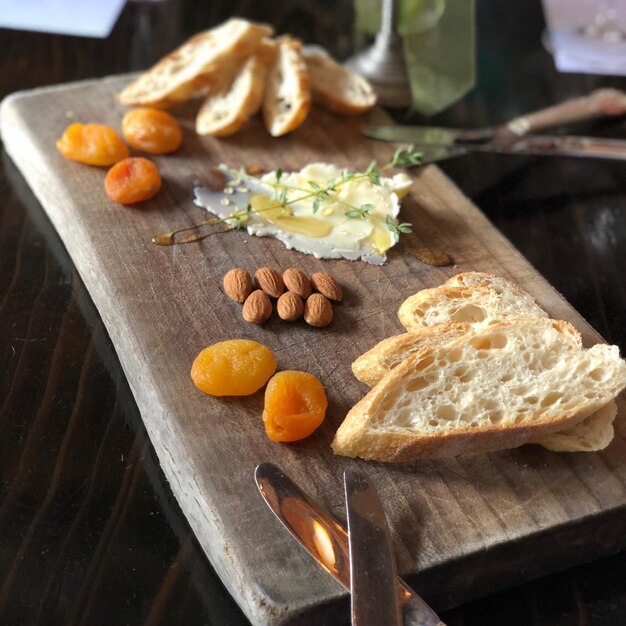 Nourriture sur la planche à couper sur la table