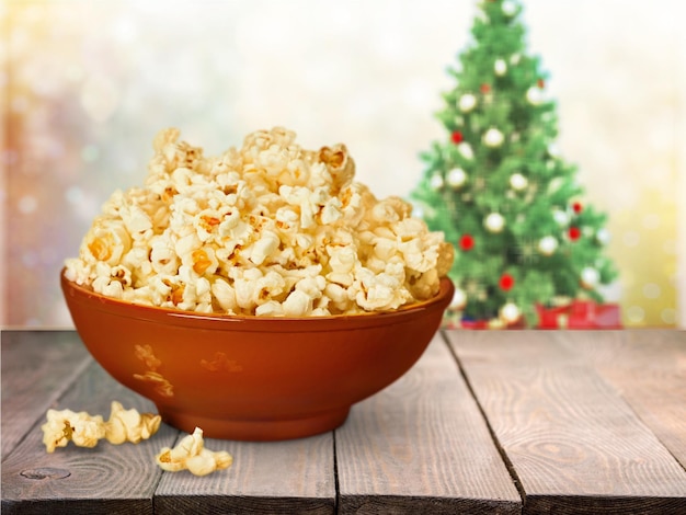 Nourriture de pop-corn dans une assiette avec arbre de noël sur fond