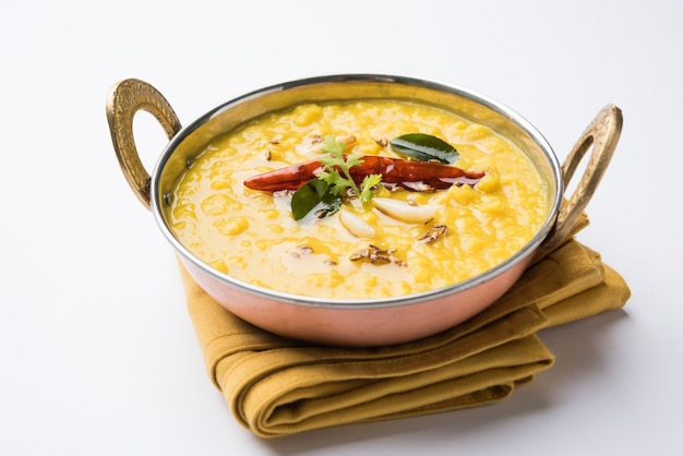 Nourriture populaire indienne Dal Fry ou Dal Tadka Curry traditionnel servi dans un bol, isolé sur fond blanc, mise au point sélective