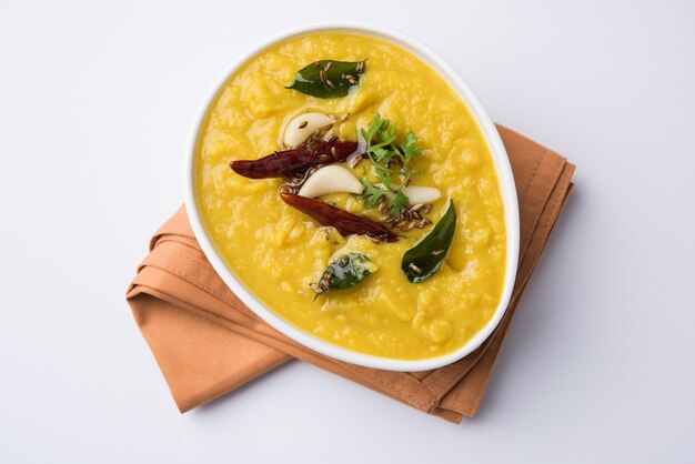 Nourriture populaire indienne Dal Fry ou Dal Tadka Curry traditionnel servi dans un bol, isolé sur fond blanc, mise au point sélective