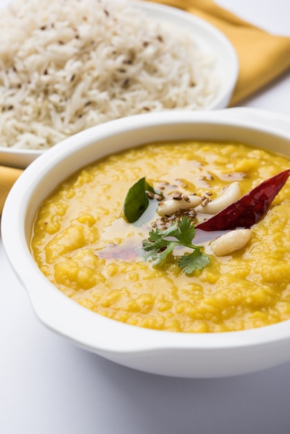 Nourriture Populaire Indienne Dal Fry Ou Dal Tadka Curry Traditionnel Servi Avec Du Riz Jeera, Isolé Sur Fond Blanc, Mise Au Point Sélective