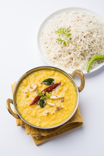 Nourriture populaire indienne Dal Fry ou Dal Tadka Curry traditionnel servi avec du riz jeera, isolé sur fond blanc, mise au point sélective