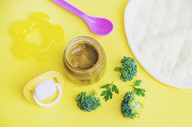 Nourriture pour bébé dans de petits pots.