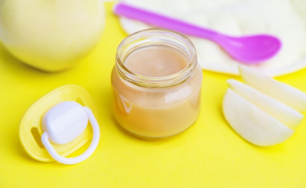 Nourriture pour bébé dans de petits pots.