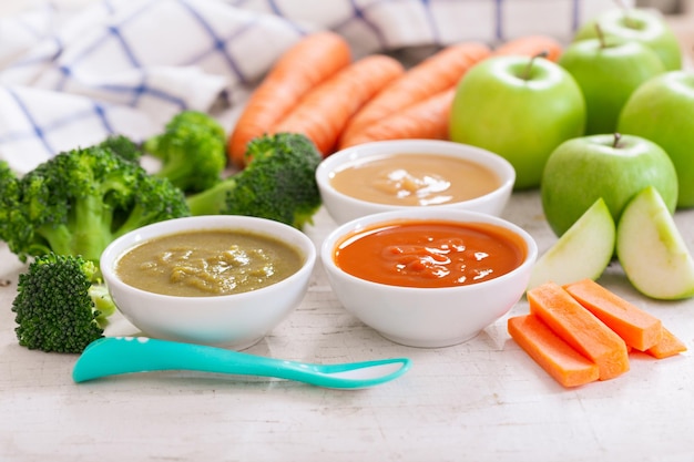 Nourriture pour bébé Divers bols de purée de fruits et légumes