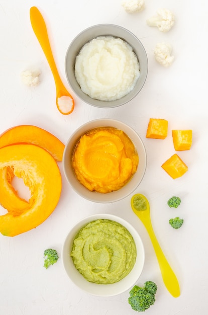 Nourriture pour bébé Variation des trois purées de légumes maison dans des bols