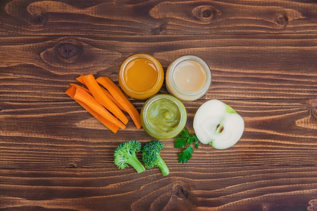 Nourriture pour bébés. Purée de légumes et fruits en bocaux. Mise au point sélective.