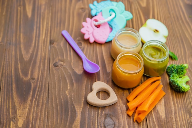 Nourriture pour bébés. Purée de légumes et fruits en bocaux. Mise au point sélective.