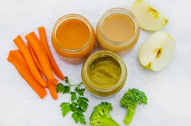 Nourriture pour bébés. Purée de légumes et de fruits dans des bocaux