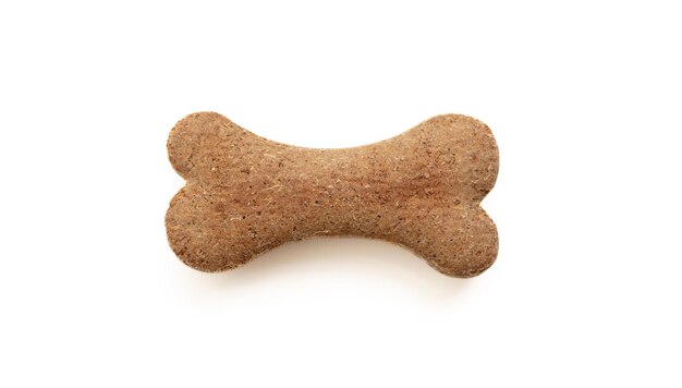 Nourriture pour chiens en forme de biscuit à l'os isolé sur fond blanc