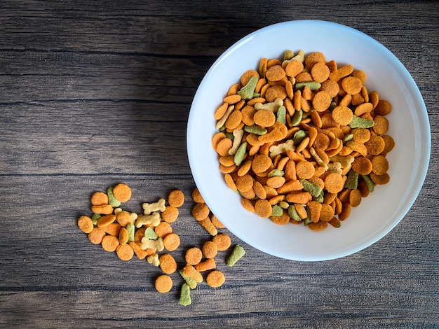 Nourriture pour chiens prête à manger sur le fond en bois